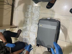 Penumpang Pesawat Selundupkan 2 Kg Sabu di Bandara Haluoleo Kendari Penumpang Pesawat Selundupkan 2 Kg Sabu di Bandara Haluoleo Kendari