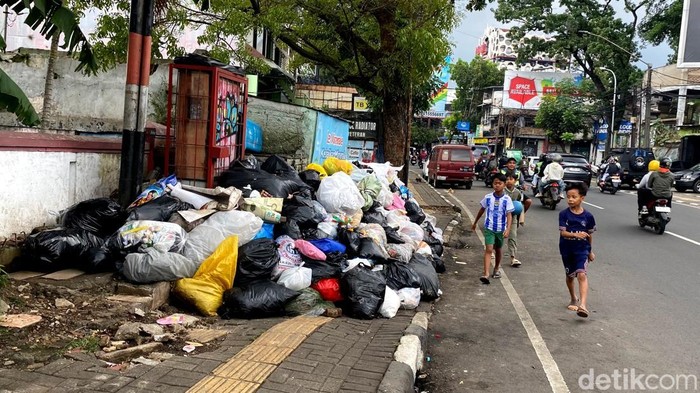 Penampakan sampah di Jalan Cihampelas, Bandung