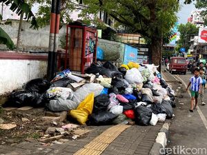 Jorok! Sampah Menumpuk di Jalan Cihampelas Bandung Jorok! Sampah Menumpuk di Jalan Cihampelas Bandung