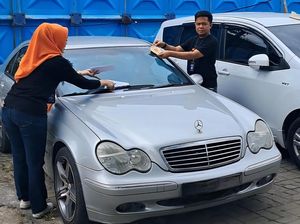 Samsat Serang Tempel Stiker ke Mercy Telat Bayar Pajak Samsat Serang Tempel Stiker ke Mercy Telat Bayar Pajak