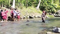 Polisi-Guru Gendong Siswa SD Nyeberang Sungai di Mamasa gegara Jembatan Rusak