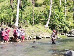 Polisi-Guru Gendong Siswa SD Nyeberang Sungai di Mamasa gegara Jembatan Rusak Polisi-Guru Gendong Siswa SD Nyeberang Sungai di Mamasa gegara Jembatan Rusak