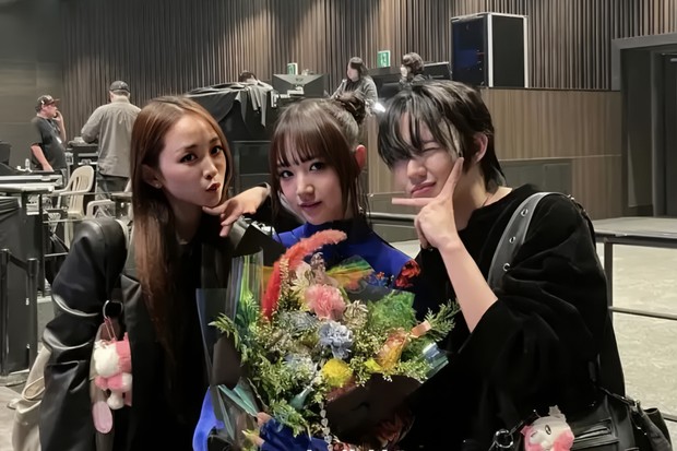 Potret Dita Karang, Kim VVUP, dan Loudi/ Foto: instagram.com/tasya_alex Loudi dan Dita Karang menghadiri comeback showcase terbaru VVUP untuk memberikan ucapan selamat dan dukungan penuh kepada Kim.