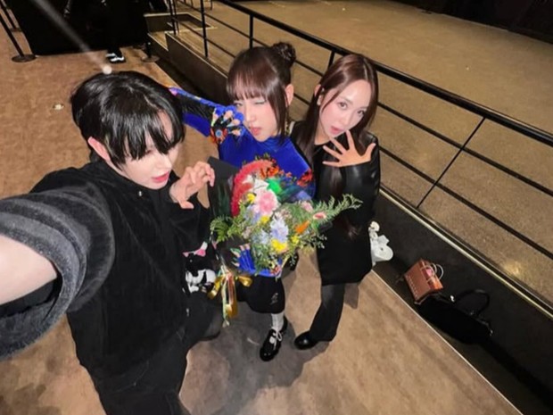 Potret Loudi, Kim, dan Dita Karang/ Foto: instagram.com/seoulology_00 Potret Loudi, Kim, dan Dita Karang di belakang panggung comeback showcase terbaru VVUP.