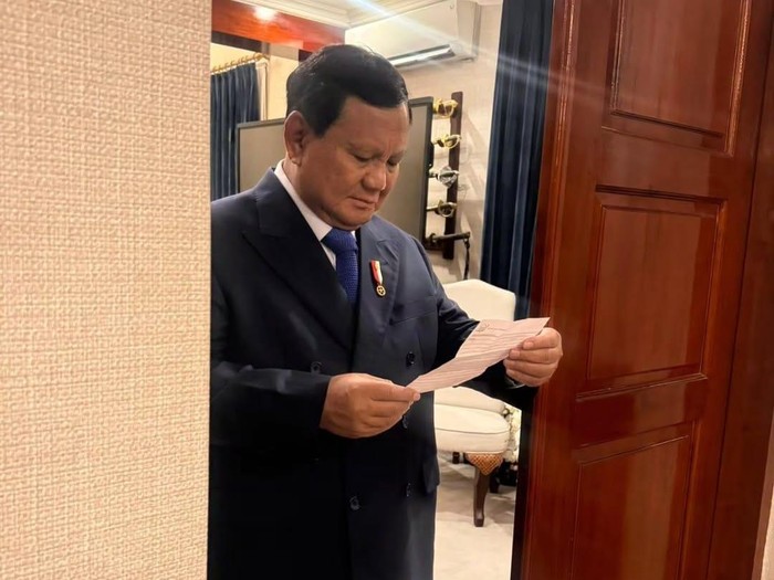 Prabowo baca surat ucapan ulang tahun dari salah satu siswa Sekolah Rakyat (dok.Instagram Sekretariat Kabinet)