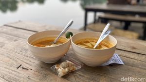 Nikmatnya Makan Seblak Prasmanan Spesial dengan View Danau