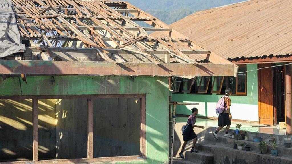 Sekolah Rusak Diterpa Material Gunung Lewotobi Sekolah Rusak Diterpa Material Gunung Lewotobi