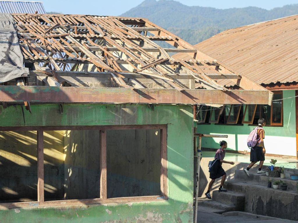 Sekolah Rusak Diterpa Material Gunung Lewotobi Sekolah Rusak Diterpa Material Gunung Lewotobi