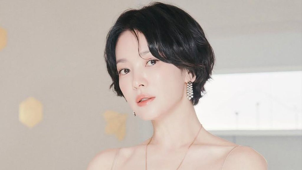 7 Gaya Song Hye Kyo Makin Memesona dengan Rambut Bondol, Tampil Elegan 7 Gaya Song Hye Kyo Makin Memesona dengan Rambut Bondol, Tampil Elegan