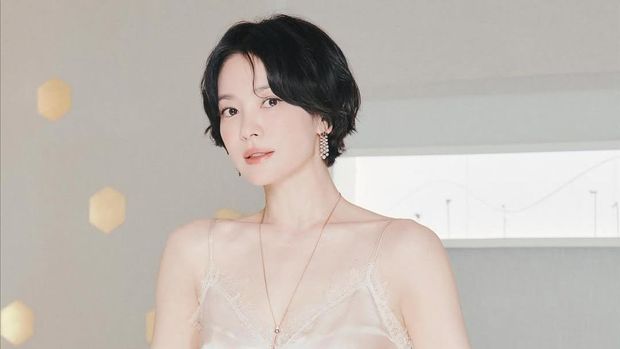 Penampilan Song Hye Kyo menghadiri acara pop-up merek perhiasan Chaumet.
