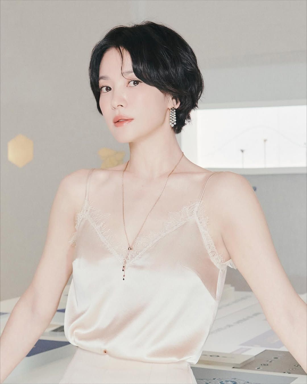 Penampilan Song Hye Kyo menghadiri acara pop-up merek perhiasan Chaumet.