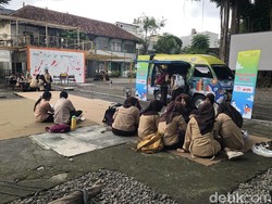 Dorong Literasi bagi Anak Muda, IFI Resmikan Perpustakaan Keliling BIMO Dorong Literasi bagi Anak Muda, IFI Resmikan Perpustakaan Keliling BIMO