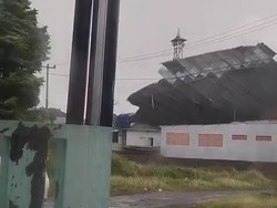 Puting Beliung Terjang Perumahan di Cirebon, Atap Masjid-Rumah Rusak
