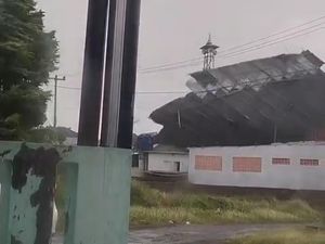 Puting Beliung Terjang Perumahan di Cirebon, Atap Masjid-Rumah Rusak Puting Beliung Terjang Perumahan di Cirebon, Atap Masjid-Rumah Rusak
