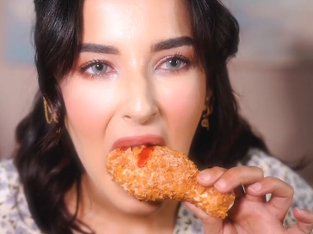 Bukan Konten Make Up, Ini 10 Momen Tasya Farasya Mukbang Makanan Enak Bukan Konten Make Up, Ini 10 Momen Tasya Farasya Mukbang Makanan Enak