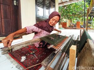 Merajut Generasi Baru di Sisa Helai Tenun Gedogan Indramayu Merajut Generasi Baru di Sisa Helai Tenun Gedogan Indramayu