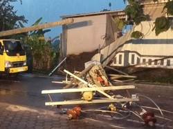 Tiang PLN di Jalan Prambanan Klaten Ambruk, Listrik Padam Tiang PLN di Jalan Prambanan Klaten Ambruk, Listrik Padam