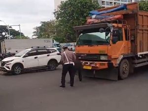 Truk Mogok di Lampu Merah Kawasan Kelapa Gading, Lalin Tersendat Truk Mogok di Lampu Merah Kawasan Kelapa Gading, Lalin Tersendat