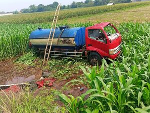 Truk Tangki Muat Pupuk Cair Terguling di Probolinggo, Sopir Tewas