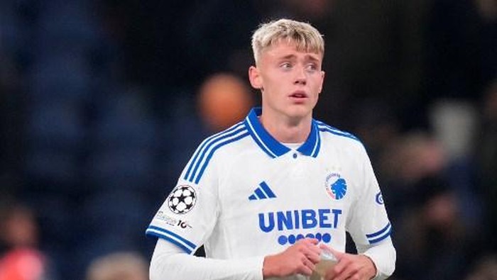 Viktor Dadason FC Copenhagen's Icelandic forward #39 Viktor Dadason reacts after the UEFA Champions League football match between FC Copenhagen and BVB Borussia Dortmund in Copenhagen on October 21, 2025. Dortmund won the match 4-2. (Photo by Liselotte Sabroe / Ritzau Scanpix / AFP) / Denmark OUT