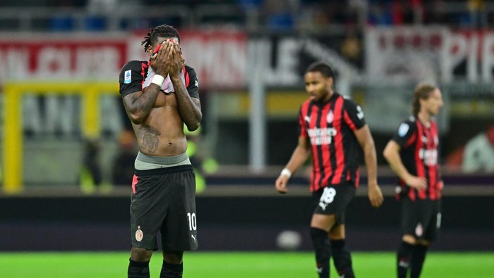 AC Milan Soccer Football - Serie A - AC Milan v Pisa SC - San Siro, Milan, Italy - October 24, 2025 AC Milans Rafael Leao looks dejected after Pisa SCs Mbala Nzola scores their second goal REUTERS/Daniele Mascolo