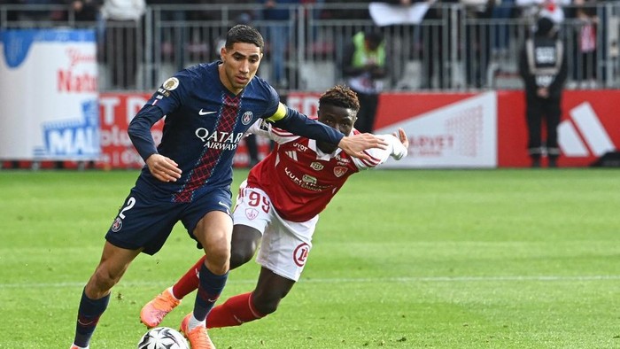 Achraf Hakimi Paris Saint-Germains Moroccan defender #02 Achraf Hakimi (L) and Brests Senegalese forward #99 Pathe Mboup fight for the ball during the French L1 football match between Stade Brestois 29 (Brest) and Paris Saint-Germain (PSG) at the Stade Francis-Le-Ble in Brest, western France, on October 25, 2025. (Photo by JEAN-FRANCOIS MONIER / AFP)