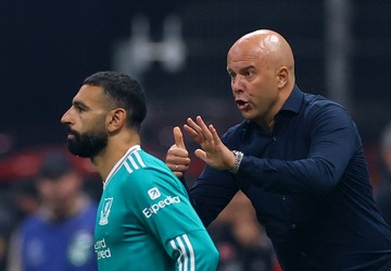 Dulu Ronaldo Vs Ten Hag, Sekarang Mo Salah Vs Arne Slot