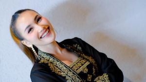 7 Potret Ayu Ting Ting Tampil Anggun Kenakan Kebaya Modern, Cantik Mempesona