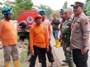 Banjir di Sukolilo Pati Surut, Sisakan Tumpukan Lumpur Banjir di Sukolilo Pati Surut, Sisakan Tumpukan Lumpur