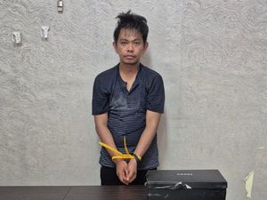 Asrul Ditangkap BNN Sumsel karena Bawa 2 Kg Narkotika Jenis Ekstasi Asrul Ditangkap BNN Sumsel karena Bawa 2 Kg Narkotika Jenis Ekstasi