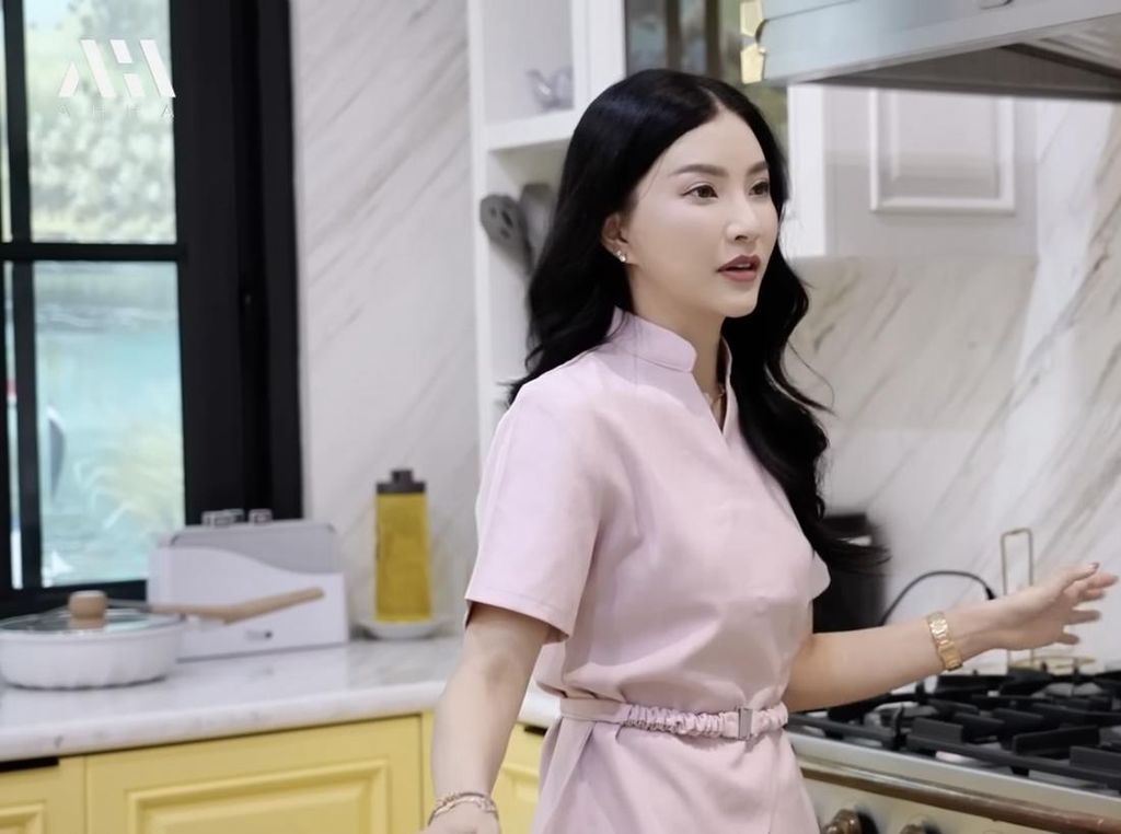 Intip Dapur Sarwendah yang Elegan dengan Kompor Seharga Rp 1 Miliar Intip Dapur Sarwendah yang Elegan dengan Kompor Seharga Rp 1 Miliar
