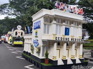 Adu Gengsi Dandani Mobil Hias Pawai HJKB ke-215 Adu Gengsi Dandani Mobil Hias Pawai HJKB ke-215
