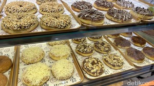 Nyam! Donat Kentang Jadul di Transmart Kokas Punya Topping Sultan