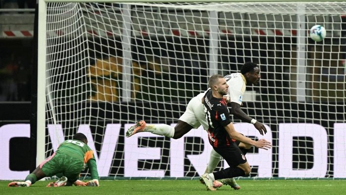 FBL-ITA-SERIEA-MILAN-PISA Pisas Angolan forward #18 MBala Nzola (R) celebrates after scoring his teams second goal during the Italian Serie A football match between AC Milan and Pisa SC at San Siro stadium in Milan, northern Italy, on October 24, 2025. (Photo by Stefano RELLANDINI / AFP)