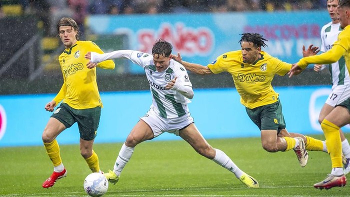 fortuna sittard vs groningen eredivisie liga belanda justin hubner fortuna sittard fc groningen SITTARD - (l-r) Jasper Dahlhaus of Fortuna, Thom van Bergen of FC Groningen, Sshawn Adewoye of Fortuna during the Dutch Eredivisie match between Fortuna Sittard and FC Groningen at the Fortuna Sittard Stadium on October 25, 2025, in Sittard, Netherlands. ANP RONALD HOOGENDOORN (Photo by ANP via Getty Images)