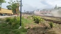 Momen KA Purworjaya Anjlok, Semua Penumpang Selamat Momen KA Purworjaya Anjlok, Semua Penumpang Selamat