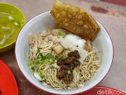 Sarapan Bakmi Kepiting dan Kopi Robusta di Kopitiam Pasar Puri Indah