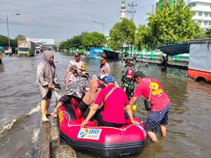 Banjir depan RSI Sultan Agung Semarang Capai 80 Cm, Banyak Truk Mogok Banjir depan RSI Sultan Agung Semarang Capai 80 Cm, Banyak Truk Mogok