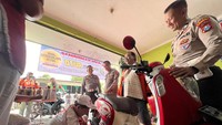 Polisi Sediakan Oli Gratis di Warkop Ojol Kamtibmas Kota Mojokerto Polisi Sediakan Oli Gratis di Warkop Ojol Kamtibmas Kota Mojokerto