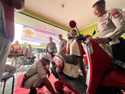 Polisi Sediakan Oli Gratis di Warkop Ojol Kamtibmas Kota Mojokerto Polisi Sediakan Oli Gratis di Warkop Ojol Kamtibmas Kota Mojokerto