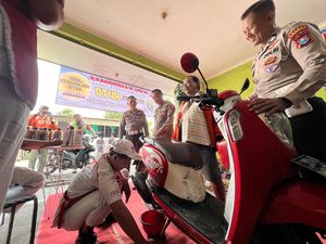 Polisi Sediakan Oli Gratis di Warkop Ojol Kamtibmas Kota Mojokerto Polisi Sediakan Oli Gratis di Warkop Ojol Kamtibmas Kota Mojokerto