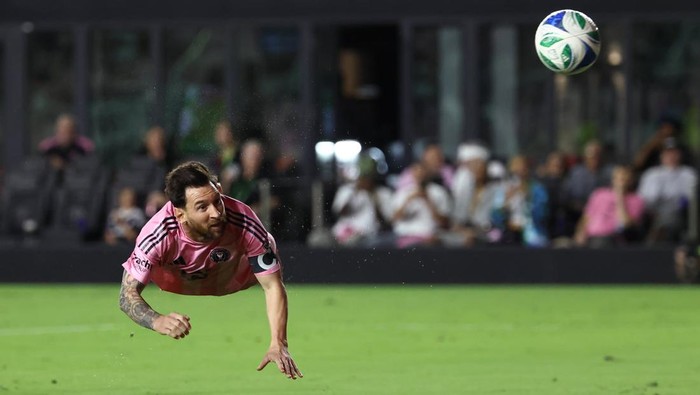 Lionel Messi Lionel Messi mencetak gol pada putaran pertama MLS Cup Playoffs antara Inter Miami vs Nashville SC. Pertandingan digelar di Chase Stadium, Sabtu (25/10/2025) pagi WIB.