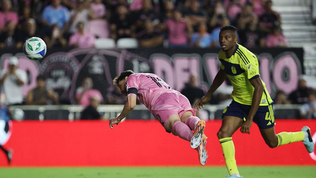 Lionel Messi terbang menanduk bola ke gawang Nashville SC. (Getty Images/Leonardo Fernandez)
