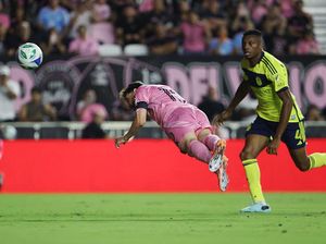 Messi Terbang Usai Dapat Sepatu Emas Messi Terbang Usai Dapat Sepatu Emas