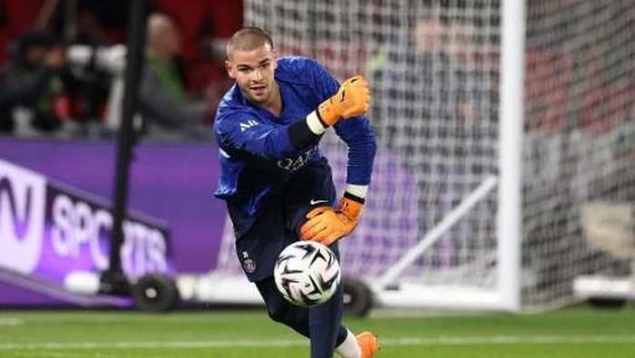 Lucas Chevalier Paris Saint-Germains French goalkeeper #30 Lucas Chevalier distributes the ball during the warm up ahead of the French L1 football match between Paris Saint-Germain (PSG) and RC Strasbourg Alsace at the Parc des Princes Stadium in Paris on October 17, 2025. (Photo by FRANCK FIFE / AFP)