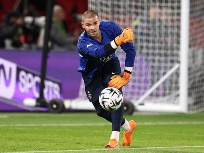 Paris Saint-Germain's French goalkeeper #30 Lucas Chevalier distributes the ball during the warm up ahead of the French L1 football match between Paris Saint-Germain (PSG) and RC Strasbourg Alsace at the Parc des Princes Stadium in Paris on October 17, 2025. (Photo by FRANCK FIFE / AFP)