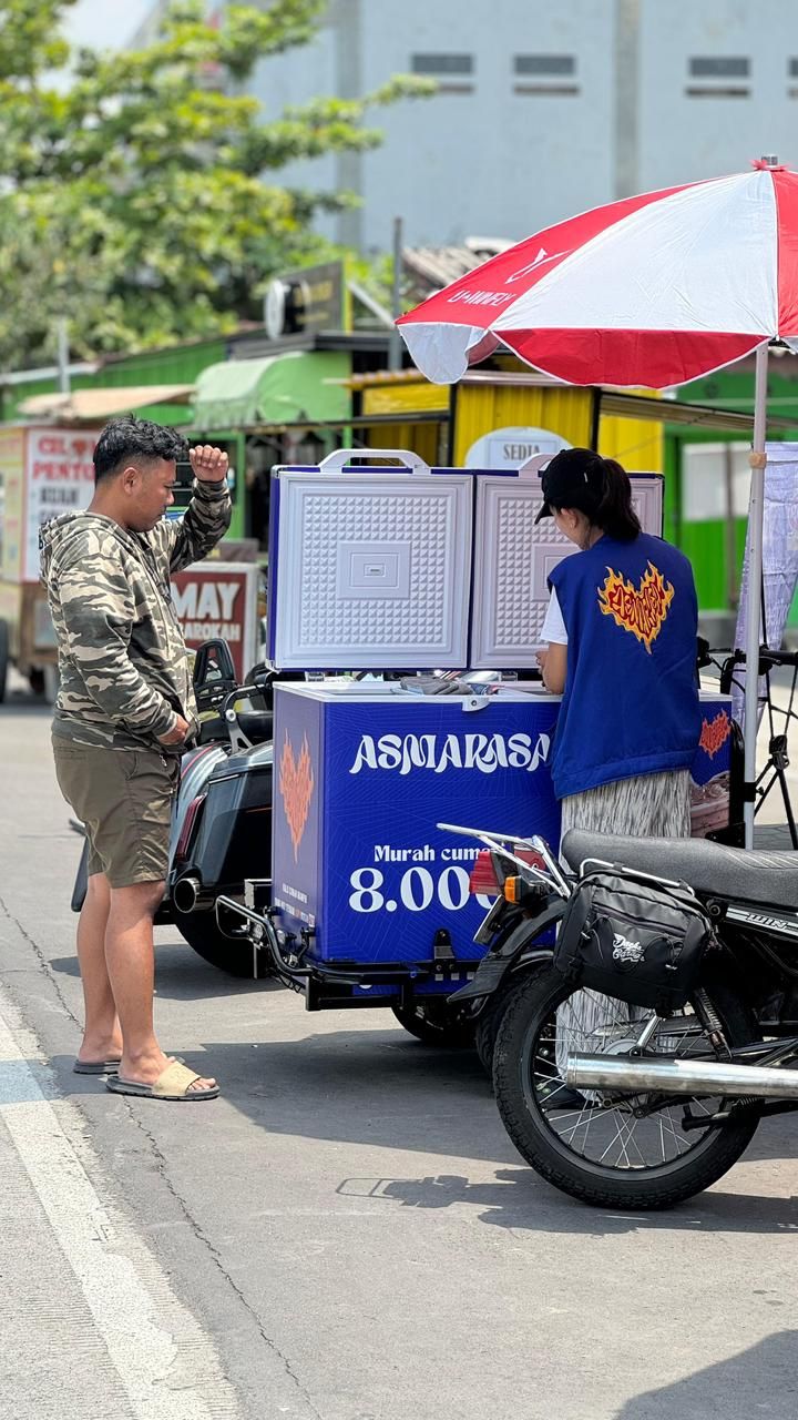 Mantan pramugari jualan kopi keliling.