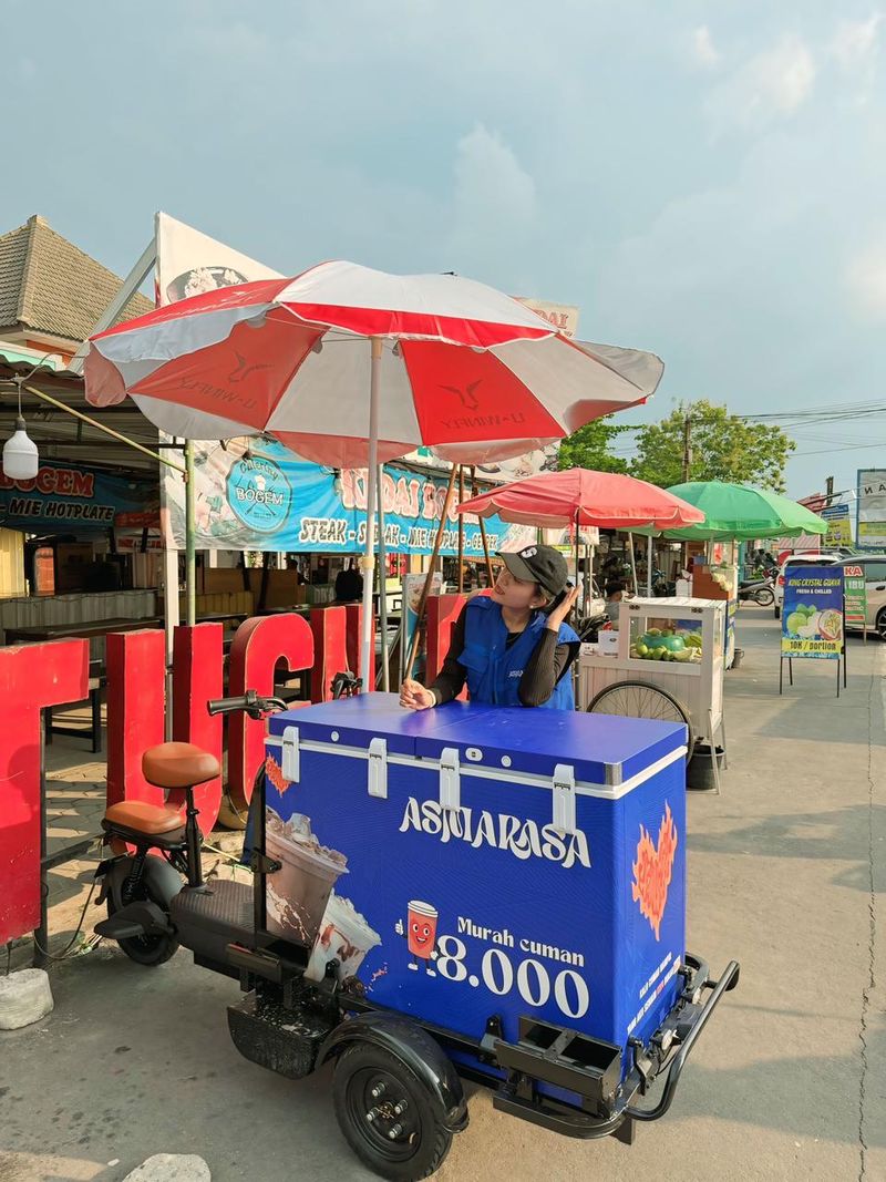 Mantan pramugari jualan kopi keliling.