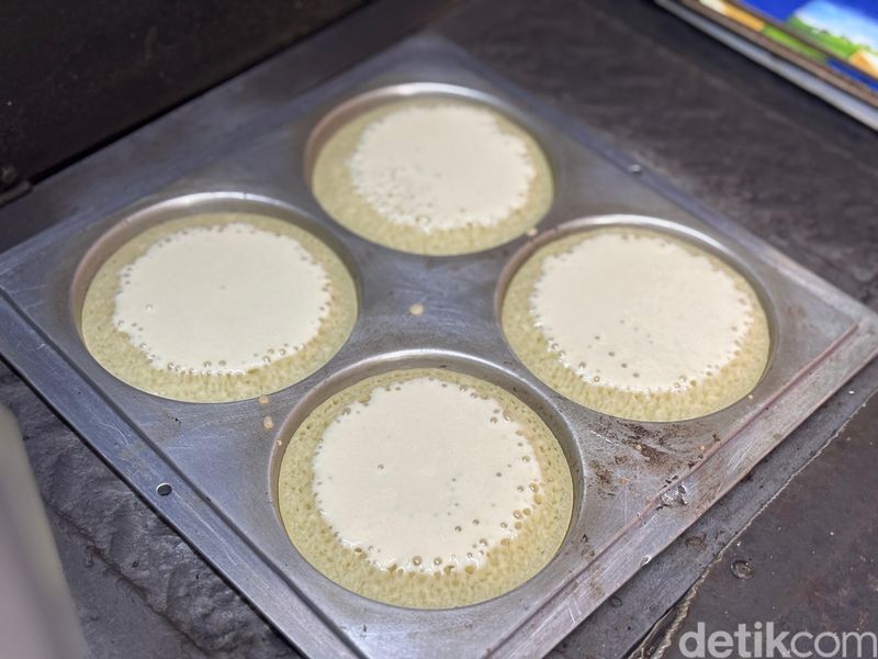 Martabak Mini Valencia di Pasar Puri Indah.