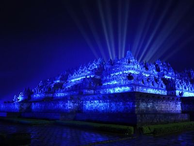 Monas hingga Borobudur Berwarna Biru Peringati Hari PBB